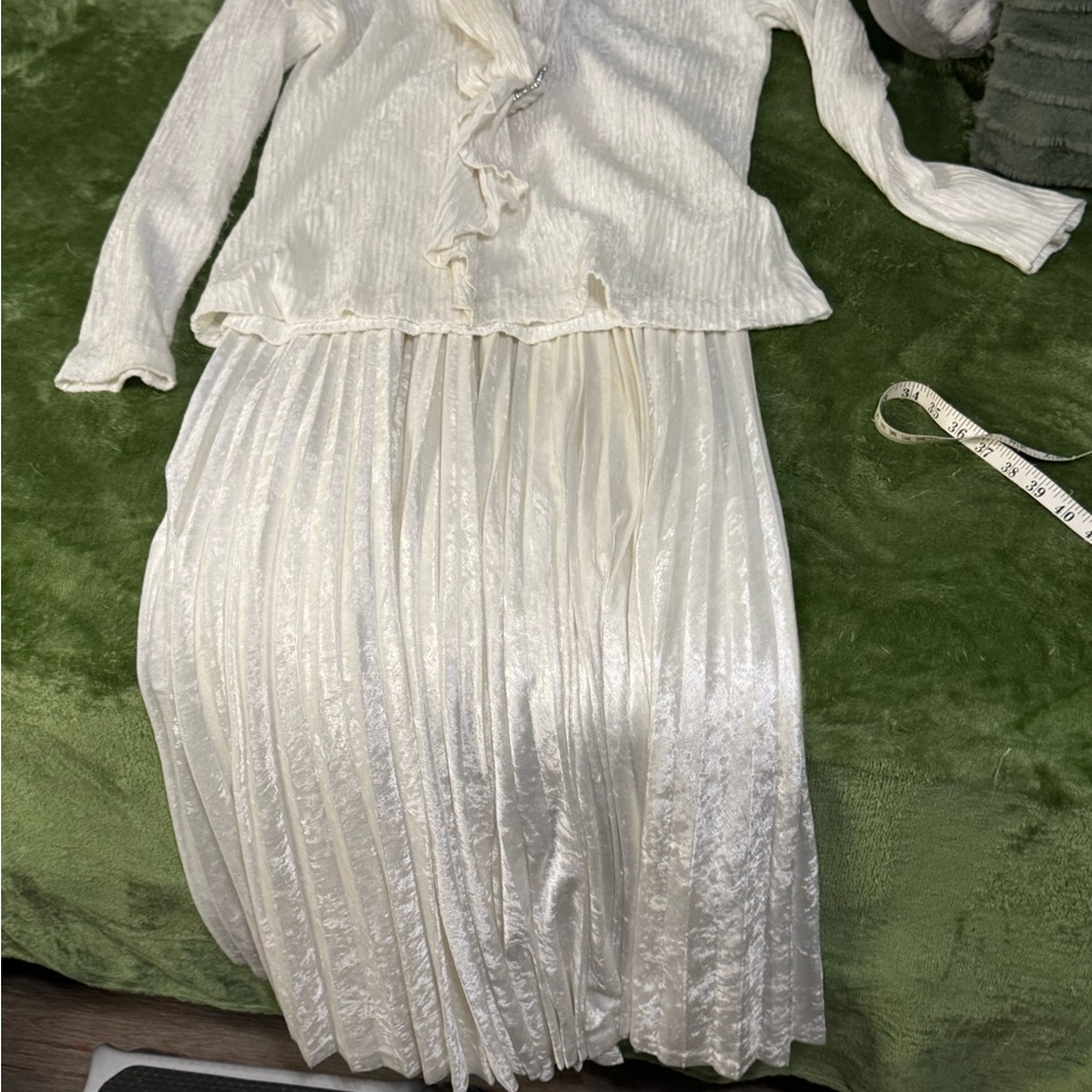Vintage Linda Lundström (Canada) White Textured 4-Piece [Skirt/Top/Sash/Brooch]